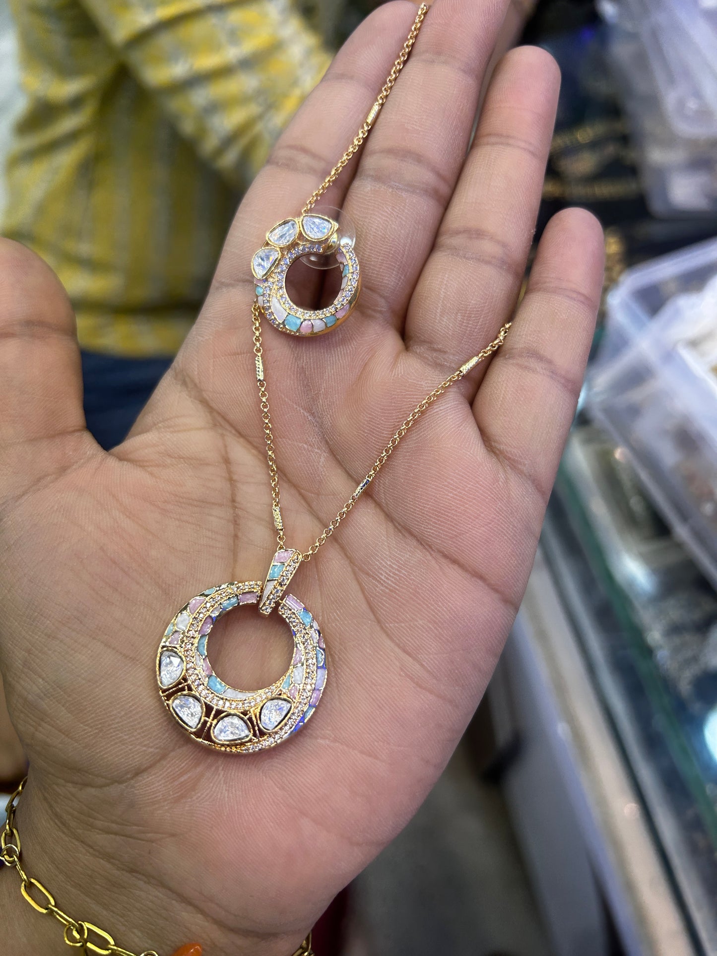 Pendent set
