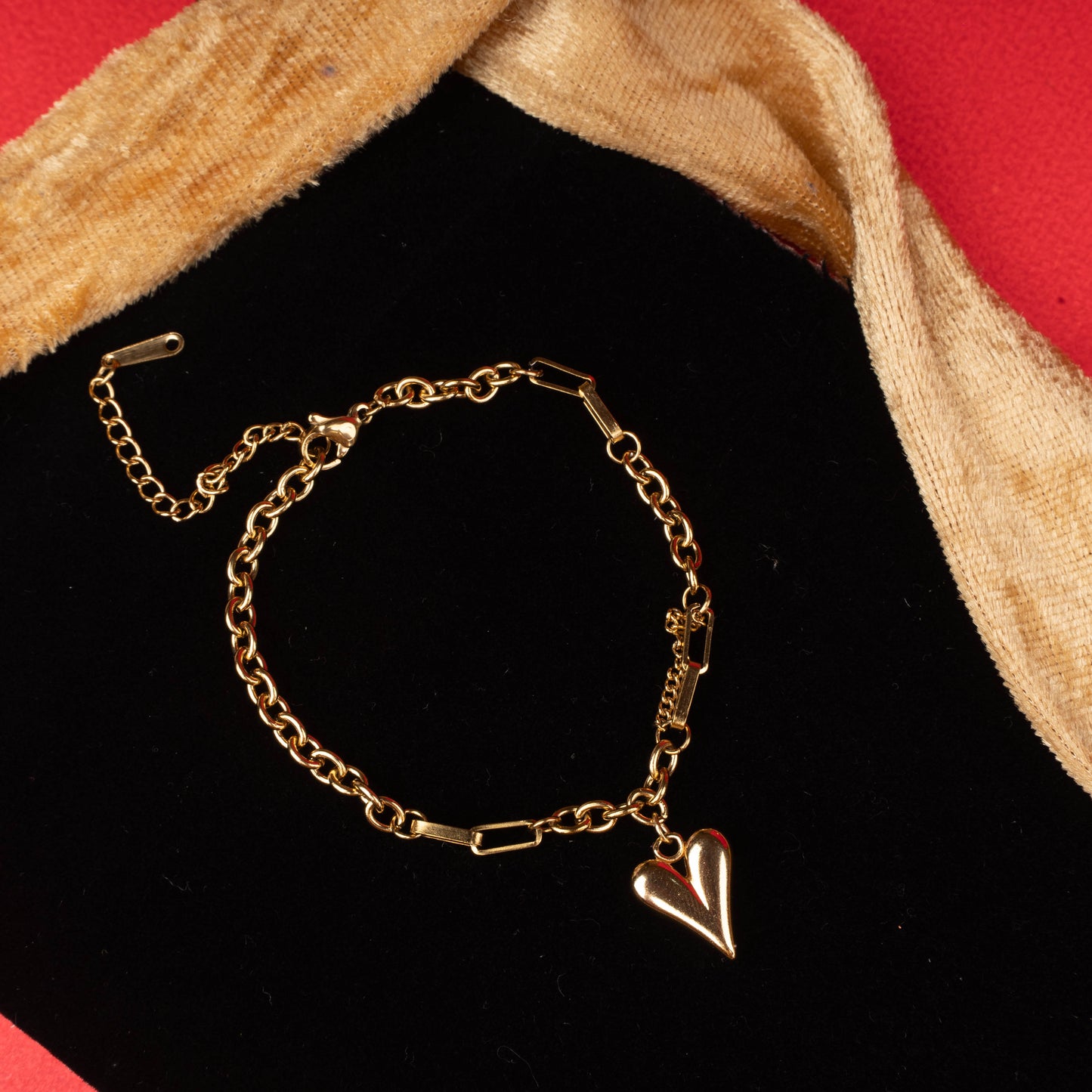 Gold heart charm bracelet with mixed chain links zoomed image - Revaaj