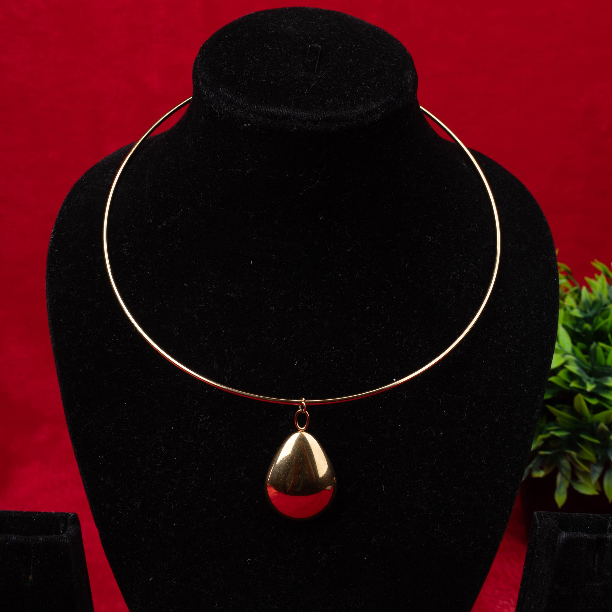 Minimalist teardrop choker necklace with polished metallic finish - Revaaj