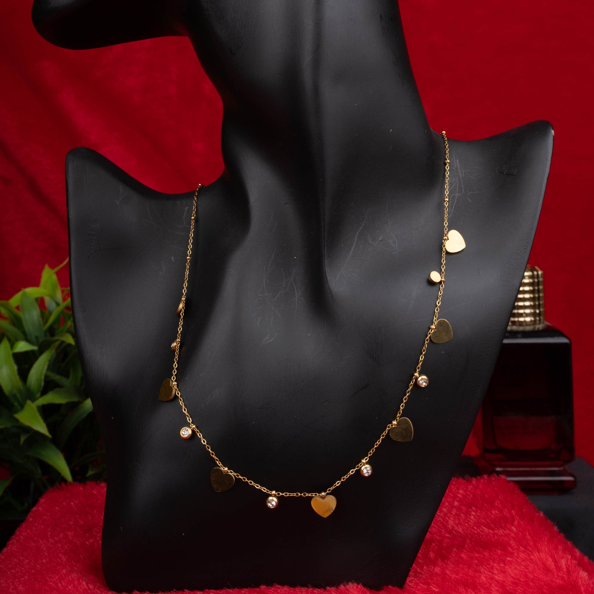 Gold necklace with alternating heart charms and crystals - Revaaj